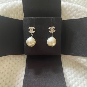 2021 AUTHENTIC CHANEL CC Logo Silver Earrings Pearl Crystal Drop Mini Classic